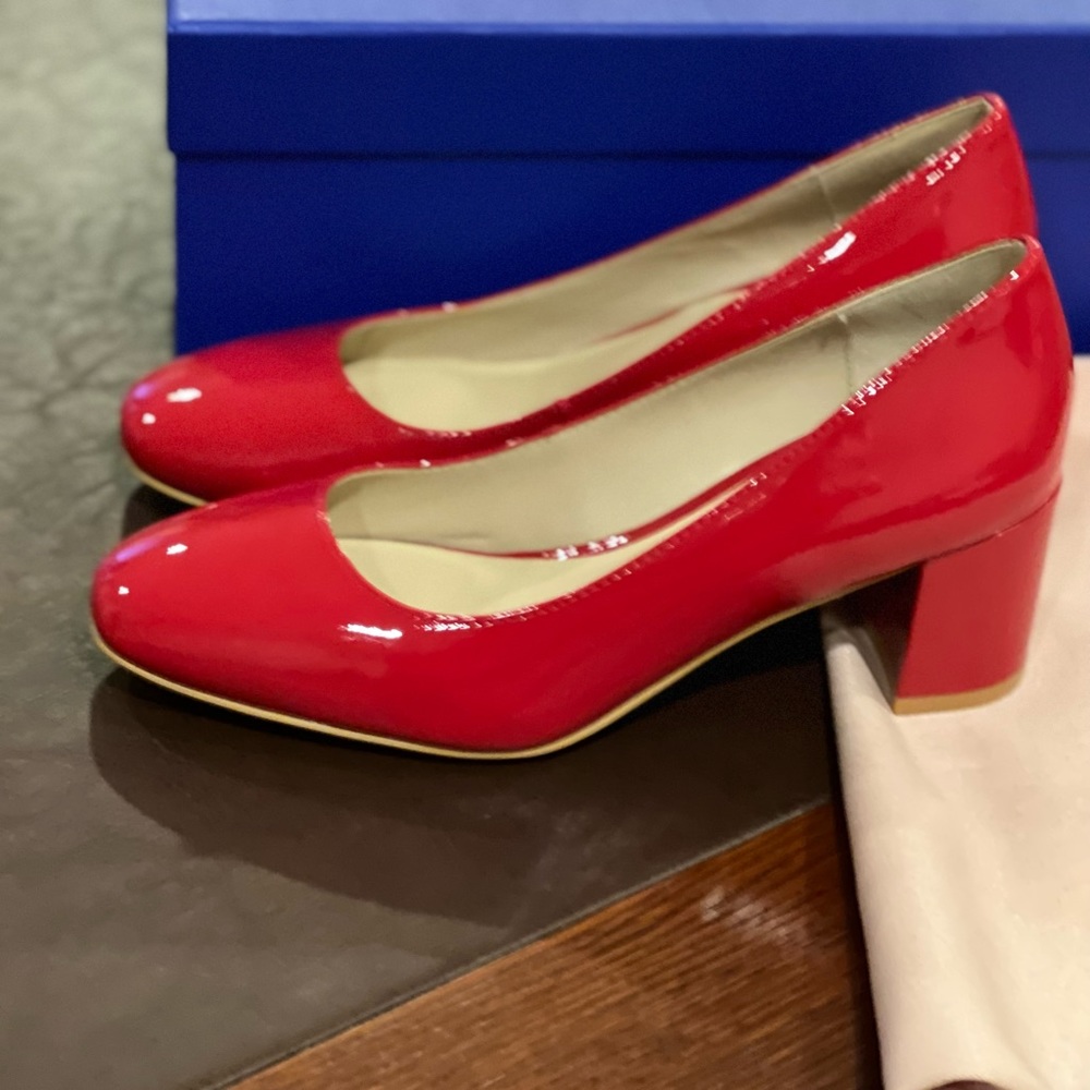 Gorgeous pair of Stuart Weitzman Pumps